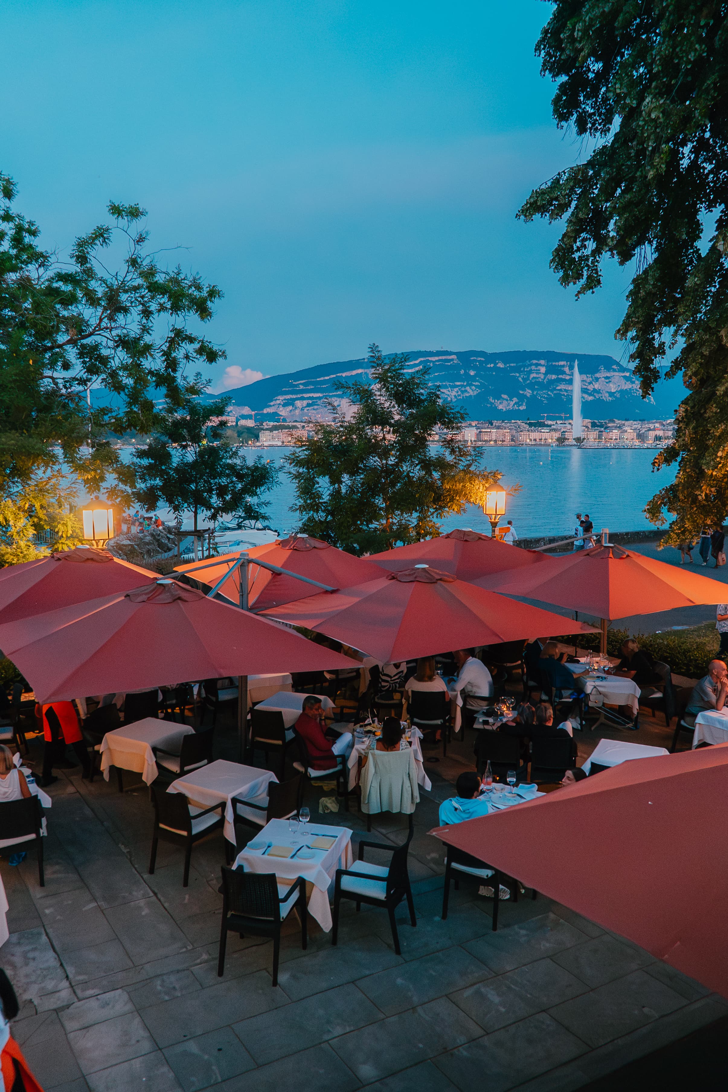 Terrasse au crépuscule face au lac