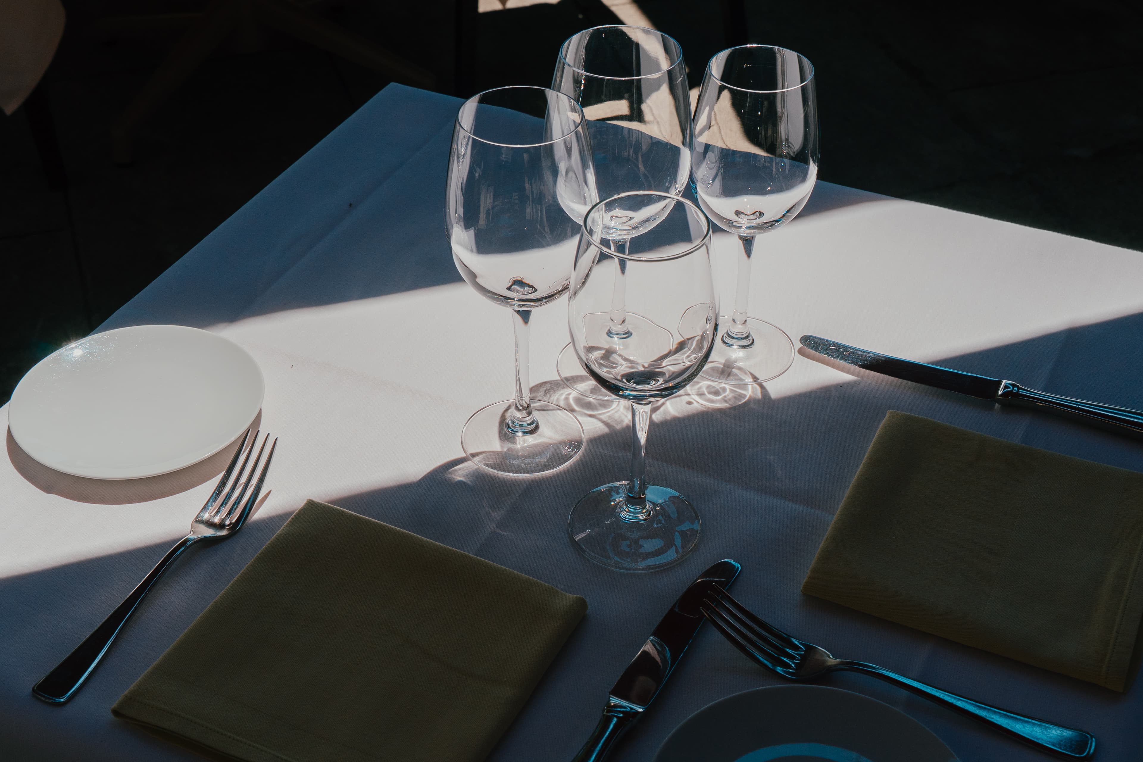 Verres à vin sur la terrasse au soleil