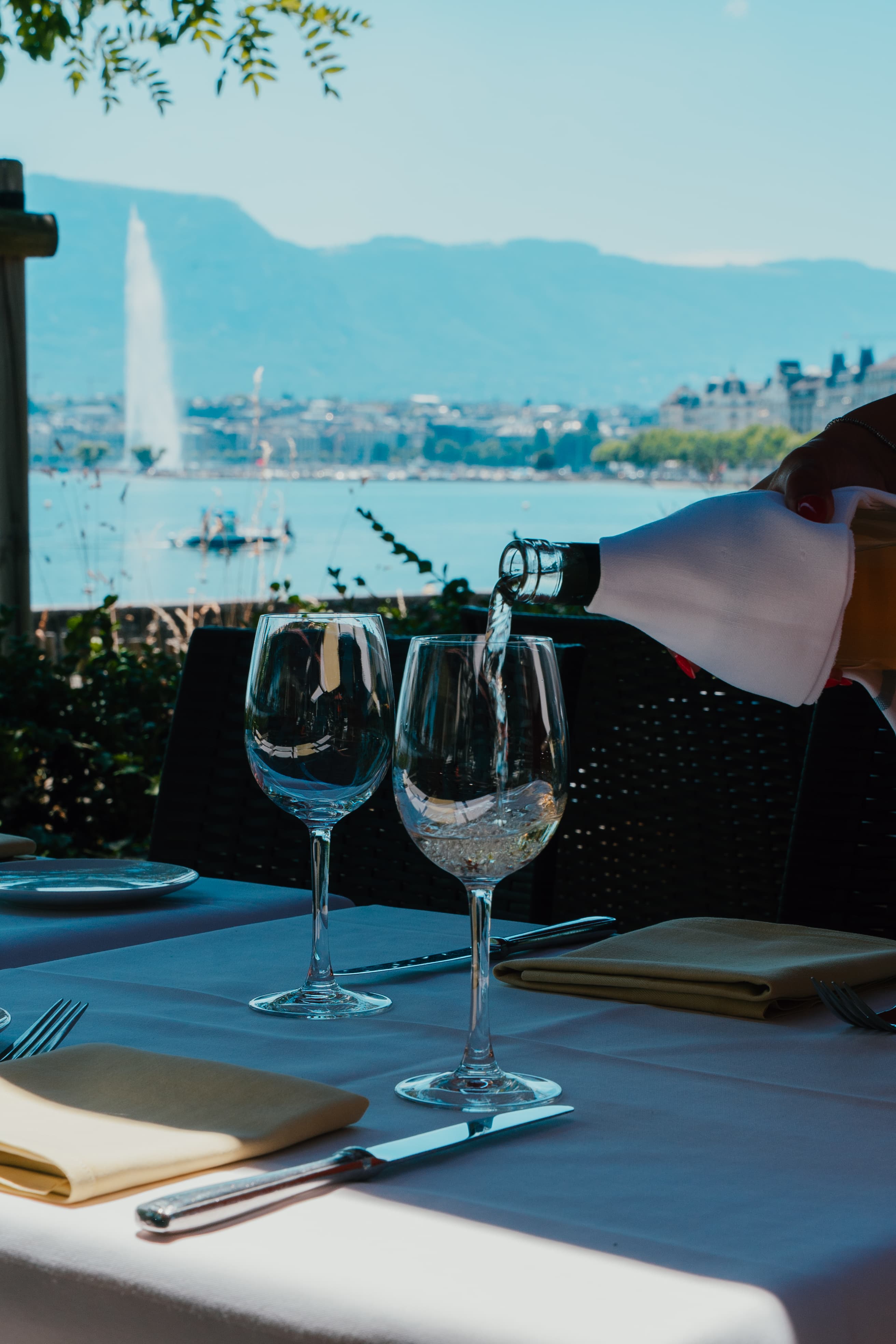 Service à table avec vue sur le Jet d'Eau